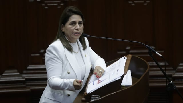 Ministra de Salud, Rosa Gutiérrez, presenta su carta de renuncia