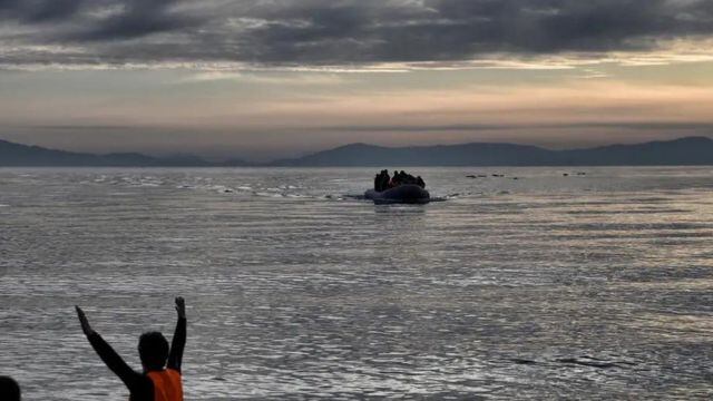 Embarcación con migrantes se hundió al frente a la costa de Turquía, dejando al menos 21 muertos