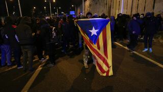 España: Cortes en vías de Cataluña en protesta contra la reunión del gobierno español