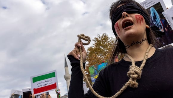 Manifestantes iraníes contra la pena de muerte protestan en Estambul.