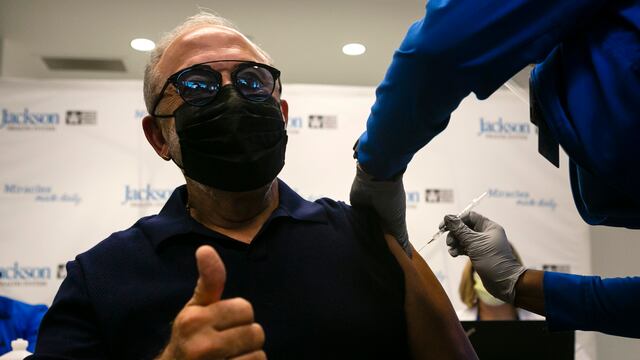 Emilio Estefan recibió vacuna contra la COVID-19 en Miami