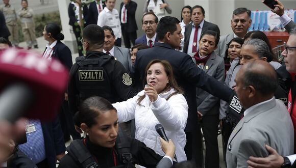 Dina Boluarte se trasladó en todo momento con resguardo policial dentro de un colegio lejos de la prensa. (Foto: Hugo Pérez / @photo.gec)