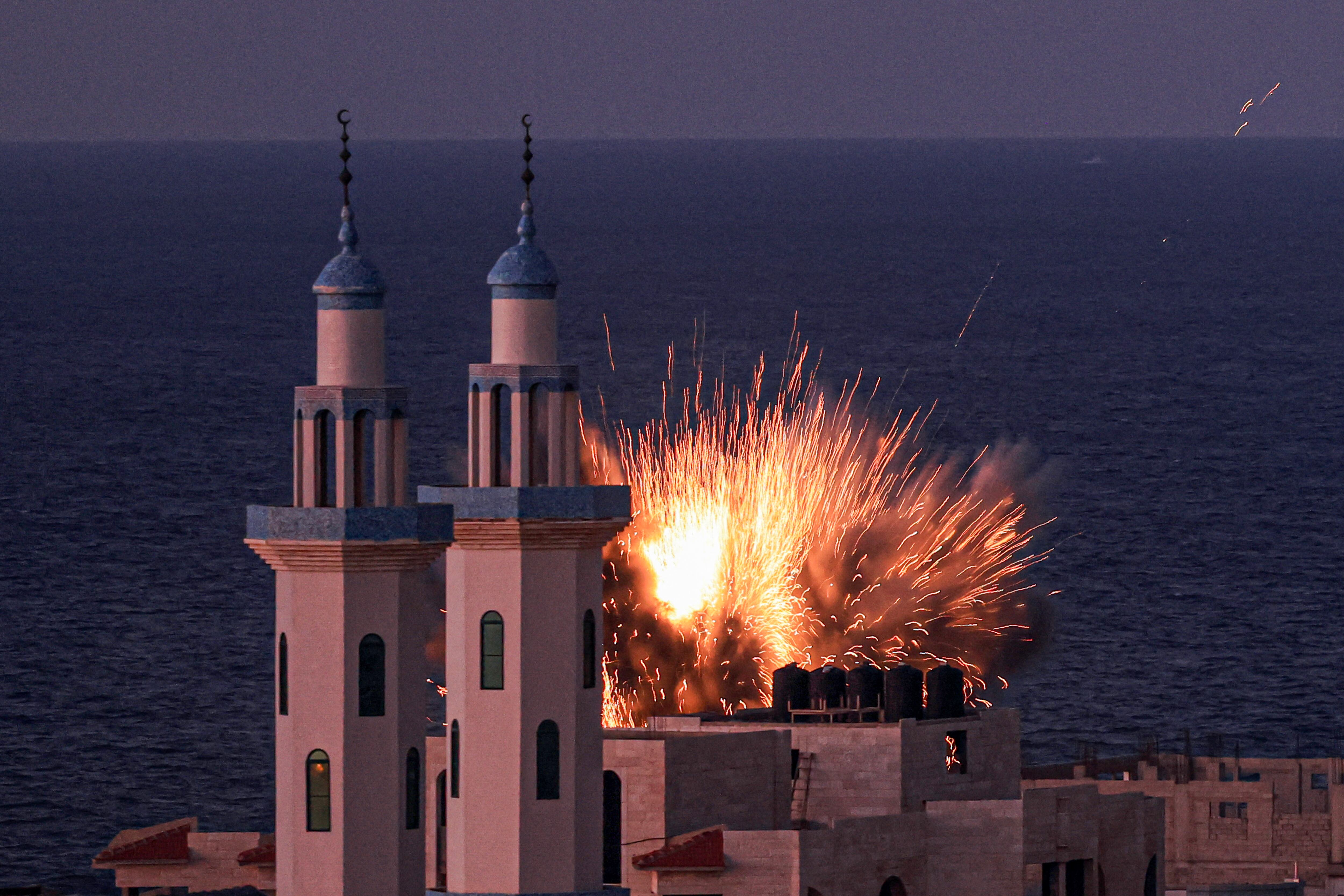 Una bola de fuego surge de un ataque aéreo de Israel en la ciudad de Gaza el 12 de octubre del 2023. (Foto de MAHMUD HAMS / AFP).