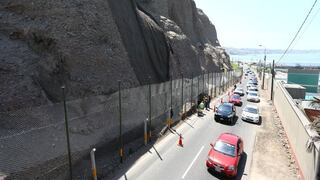 Costa Verde: Roca cae sobre taxi y deja cuatro heridos en Barranco