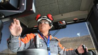 Día Internacional de la Mujer: Mujeres lideran proceso de perforación y voladura en la mina Quellaveco