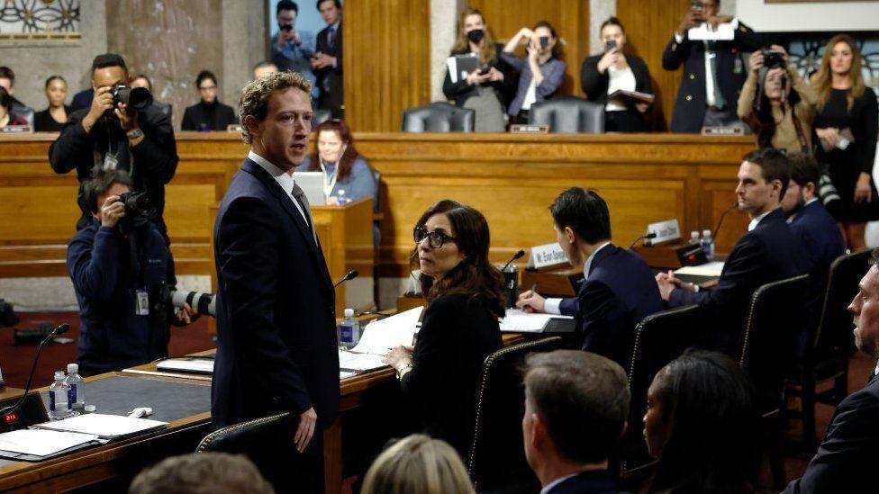 Mark Zuckerberg se dio vuelta y se dirigió directamente a la audiencia en un momento.