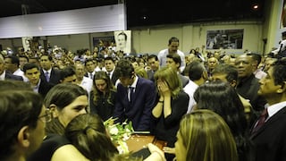 Roxanne Cheesman y Federico Danton lloran frente al féretro del ex presidente Alan García