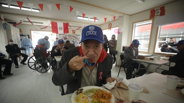 Adultos mayores de la Casa de Todos disfrutaron de banquete por el Bicentenario