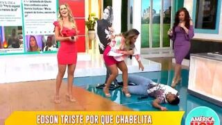 Edson Dávila termina en el suelo para no responder a Isabel Acevedo: “No he podido dormir” | VIDEO