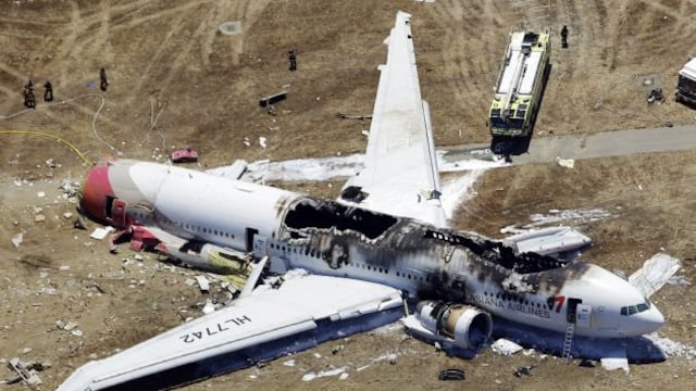 Dos muertos y 73 heridos al estrellarse aeronave