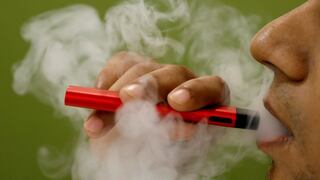 Conoce los riesgos para la salud que genera el uso de cigarros y vapes electrónicos