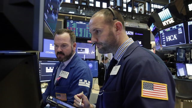 Aumento de tensiones comerciales afecta a Wall Street y cierra con pérdidas