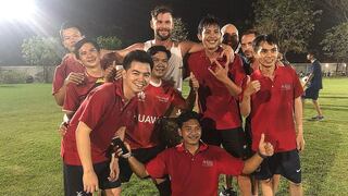 Chris Hemsworth pasa apuros jugando fútbol en Tailandia [VIDEO]