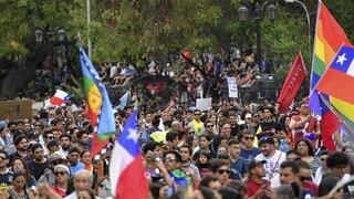 Manifestantes entonan “El baile de los que sobran” en masiva protesta contra desigualdad social en Chile