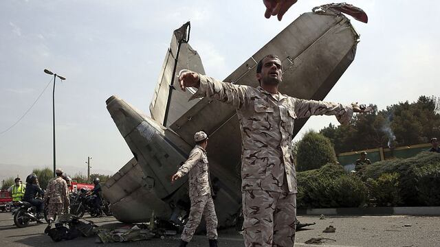 Irán: Mueren 39 al estrellarse un avión cerca del aeropuerto de Teherán