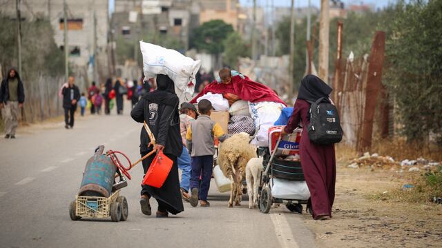 Rafah: Más de cien mil personas huyen entre bombardeos israelíes