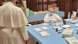 Papa visita a personas sin hogar que estaban siendo vacunadas contra el COVID-19 en el Vaticano 
