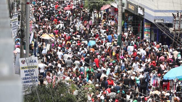 Miles de clientes e informales inundan calles de Gamarra 