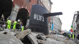 FOTOS: Submarino ‘emerge’ en una calle de Milán