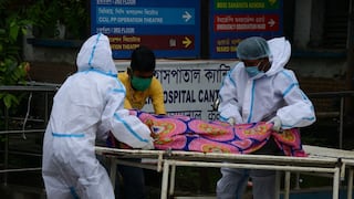 India registra nuevo récord de muertes por coronavirus en plena bajada de casos