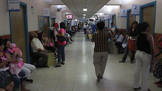 Plaga de cucarachas en un hospital de Essalud