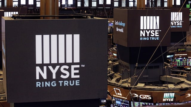 Wall Street inicia con pérdidas tras caída de acciones de Facebook y Nike