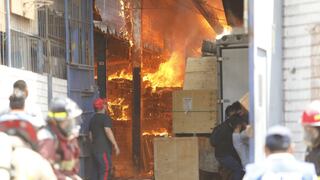 Cercado de Lima: Incendio de grandes proporciones se registra en almacén de plástico