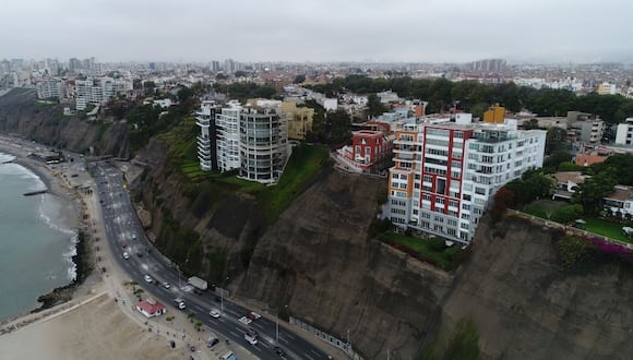 "Por años, los acantilados fueron rellenados con desmonte y residuos para enfrentar las erosiones". (Foto:Carlos Hidalgo).