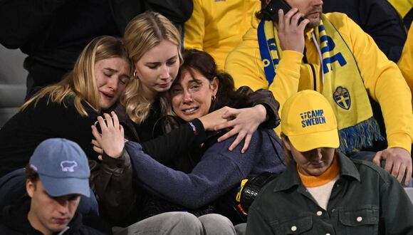Hinchas de Suecia llorando por la noticia en el King Baudouin Stadium en Bruselas. | Fuente: AFP | Fotógrafo: JOHN THYS