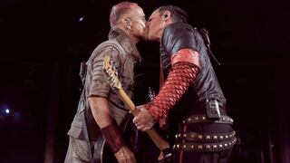 Paul Landers y Richard Kruspe de Rammstein se besan en concierto para protestar por leyes anti LGBT