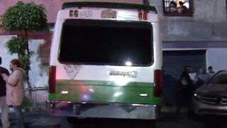 México: microbús con pasajeros impacta en la fachada de una vivienda