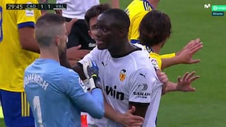 Futbolista del Valencia fue víctima de un acto racista, sus compañeros se retiraron del campo pero él les pidió que vuelvan