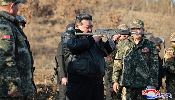 El líder norcoreano Kim Jong-un visitando al ejército. (Foto referencial: AFP)