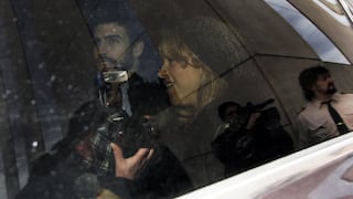 Shakira abandona clínica de Barcelona junto a Milan