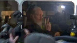 Julian Assange pasa su primera noche detenido e inicia batalla contra su extradición