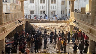 Pakistán: Más de 60 muertos por explosión en mezquita dentro de cuartel de la Policía