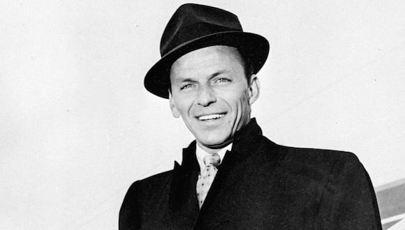 El legendario cantante estadounidense Frank Sinatra en una imagen de archivo fechada en abril de 1968 en el aeropuerto de Orly llega a París (Foto: AFP)