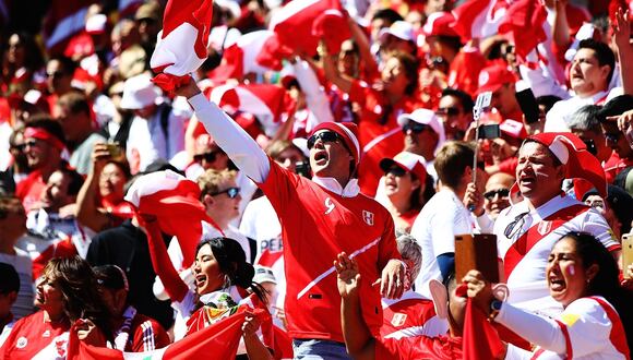 WELLINGTON, NEW ZEALAND - NOVEMBER 11:  Peru fans sing ahead of the 2018 FIFA World Cup Qualifier match between the New Zealand All Whites and Peru at Westpac Stadium on November 11, 2017 in Wellington, New Zealand.  (Photo by Hannah Peters/Getty Images)