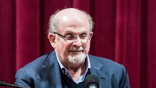 Salman Rushdie se encuentra en estado crítico mientras su atacante está en prisión preventiva