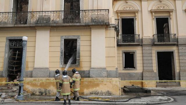 Intenso trabajo de los bomberos en Museo Nacional de Brasil tras incendio [FOTOS]