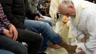 Papa Francisco lavó pies a adolescentes en cárcel de Roma