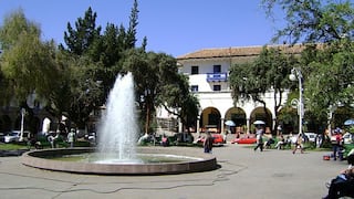 Chileno se baña en plaza del Cusco