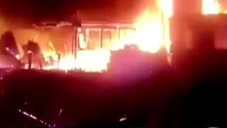 Incendio consumió dos viviendas y una ferretería en Ate Vitarte [VIDEO]