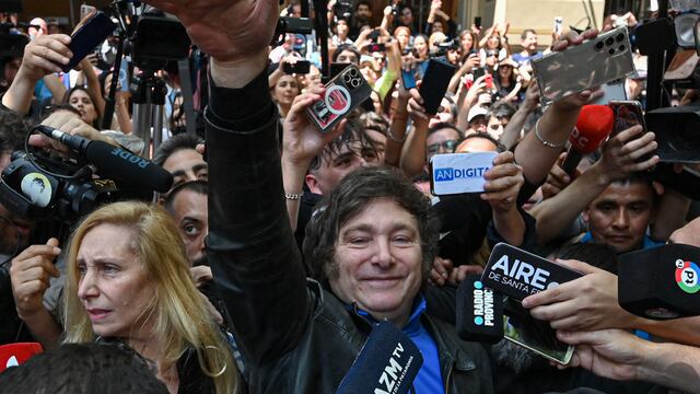 “Feliz cumpleaños” y lluvia de pétalos: Javier Milei llega a votar apoyado por una multitud 