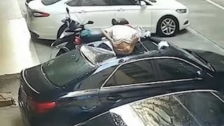Taiwán: Cae mujer semidesnuda sobre un auto tras mantener relaciones sexuales y sobrevive