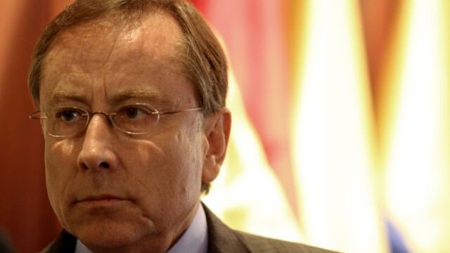 Piden renuncia de embajador Riofrío para acabar crisis diplomática