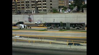Una camioneta se volcó y obstruyó la vía exclusiva del Metropolitano