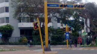 Foto: Semáforo inclinado en la avenida Arequipa