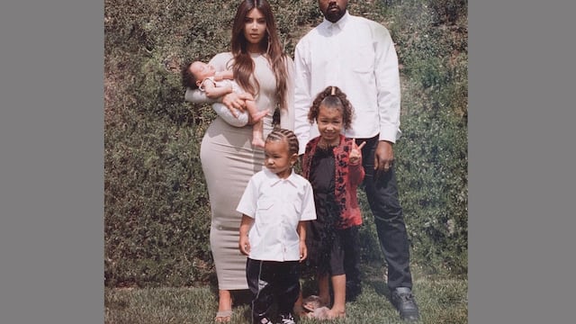 Kim Kardashian publicó la primera foto de su familia, pero estos detalles lo arruinaron todo