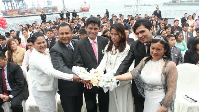 200 parejas se casaron en un buque de guerra [FOTOS]